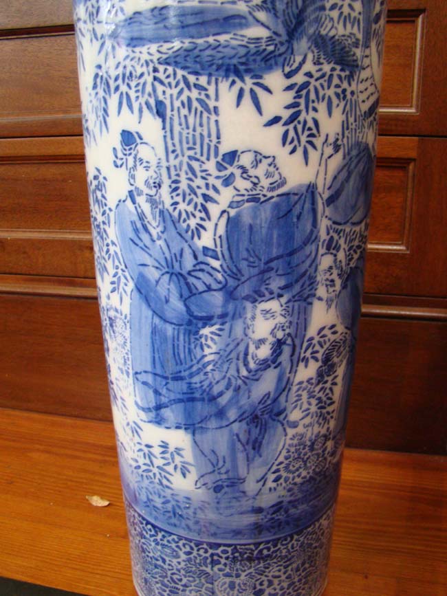 An attractive 19th century Chinese porcelain umbrella stand — image 2